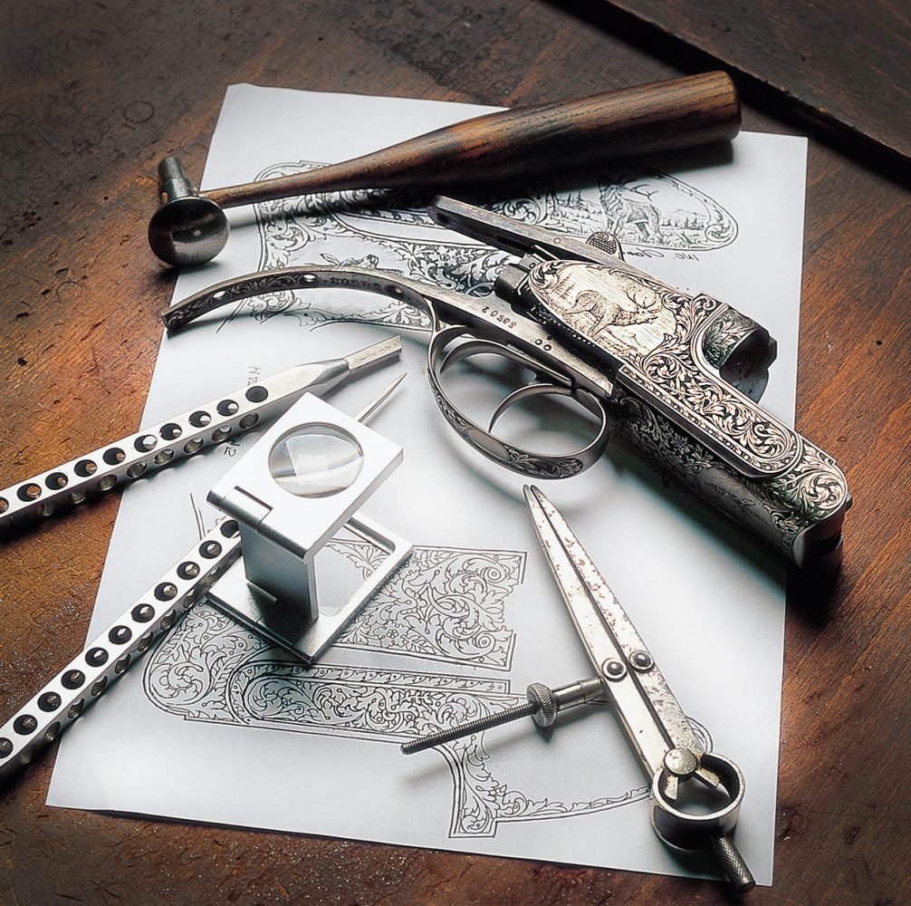 outils de gravure sur armes dans un atelier