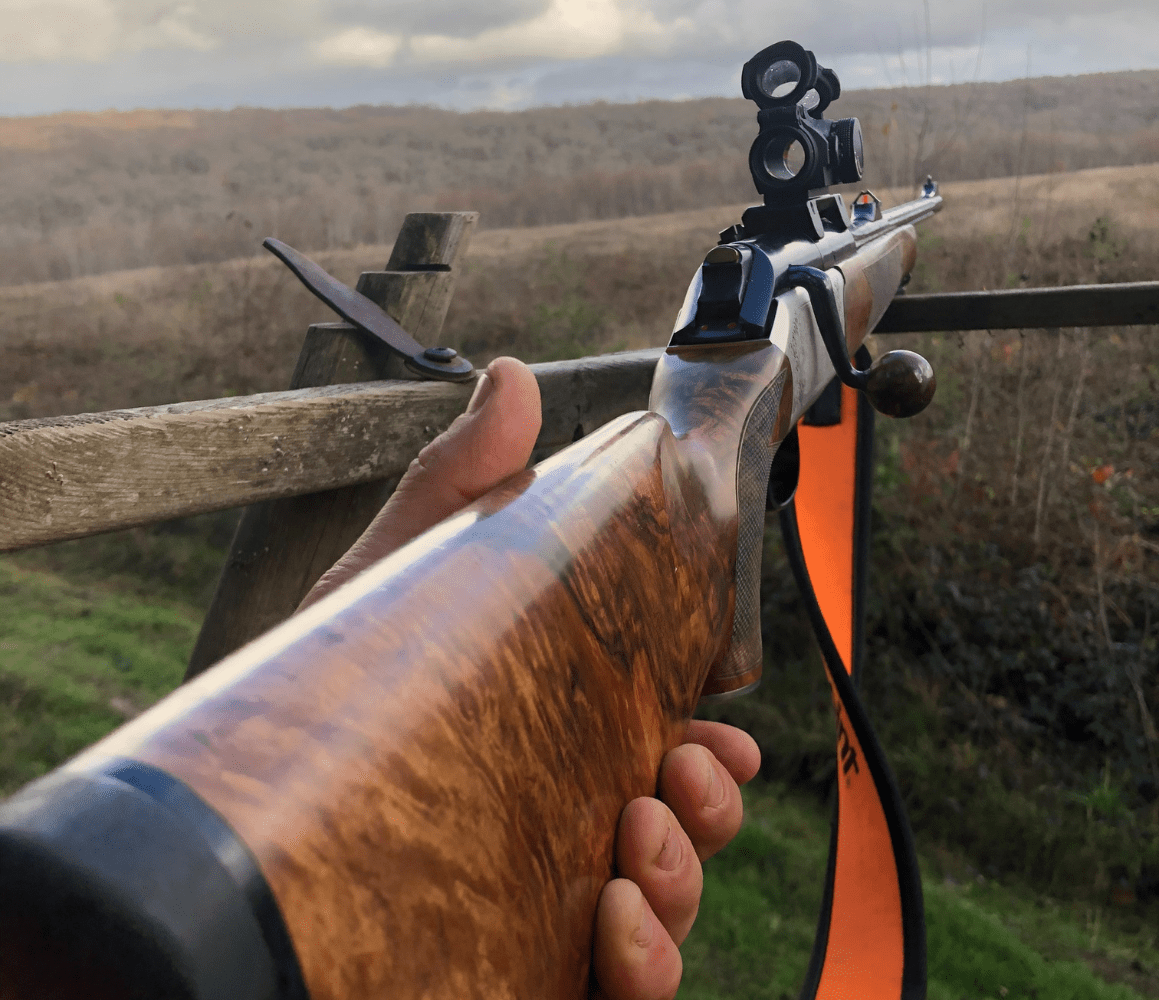 Tir Sportif Au Pigeon D'argile Et Au Pigeon D'argile Chasseur Avec Fusil De  Chasse à La Chasse Autunm